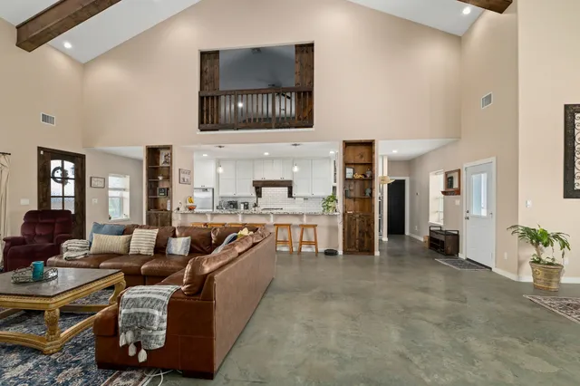 $979,500 | 1138 Creekside Lane, Weimar, TX 78962