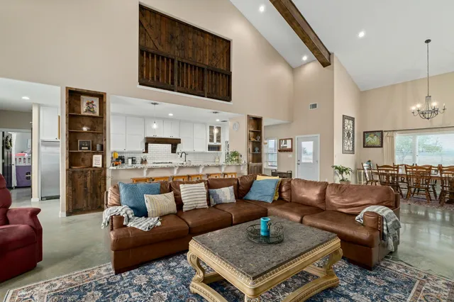 $979,500 | 1138 Creekside Lane, Weimar, TX 78962