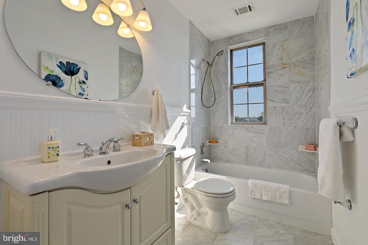 1401 Columbia Road Northwest, Unit 316 Washington, DC 20009 - Photo 19 of 25 Gorgeous Bath!