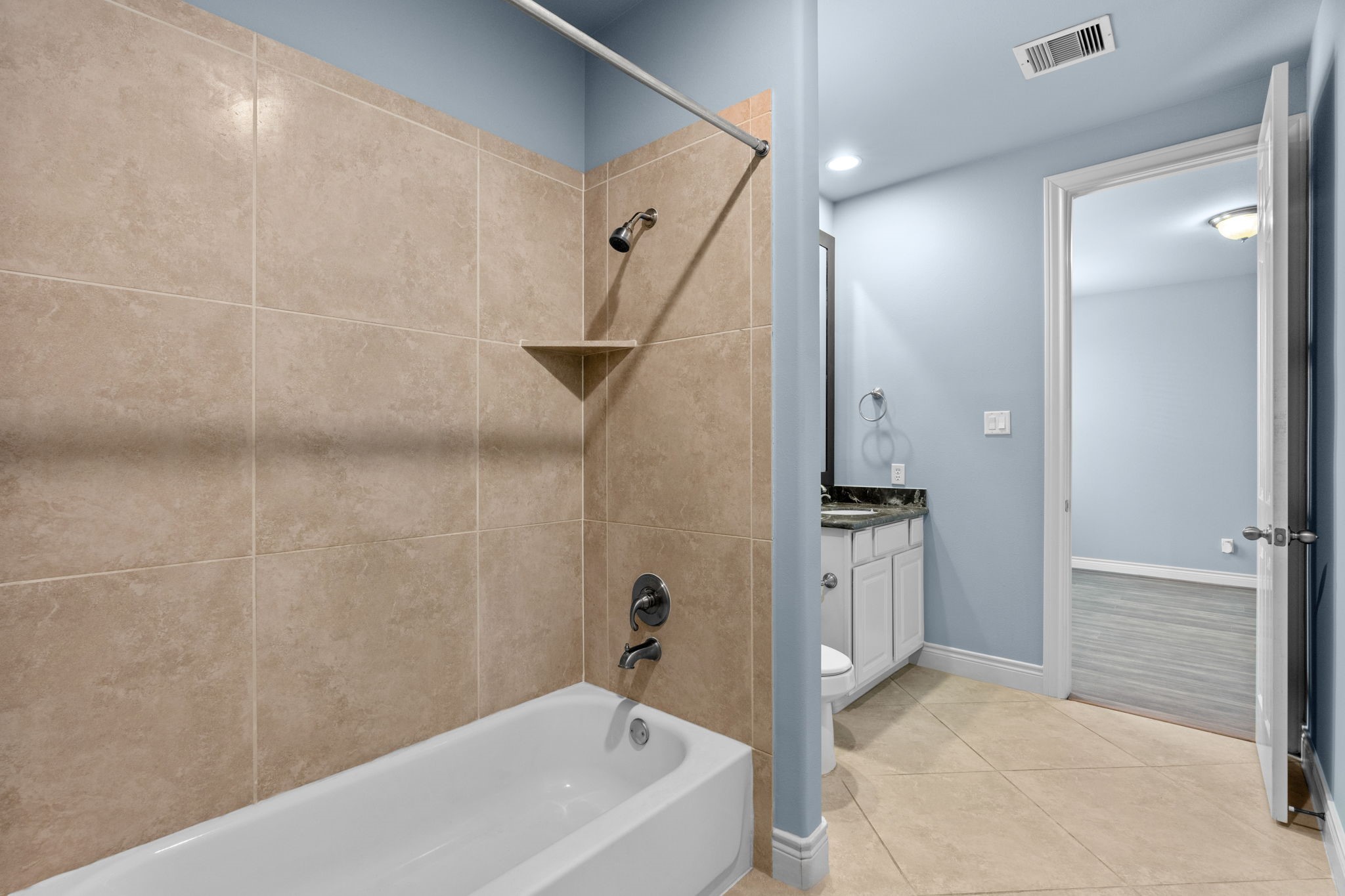 2820 Sherwin Street Houston, TX 77007 - Photo 12 of 50 a bathroom with a tub sink and mirror