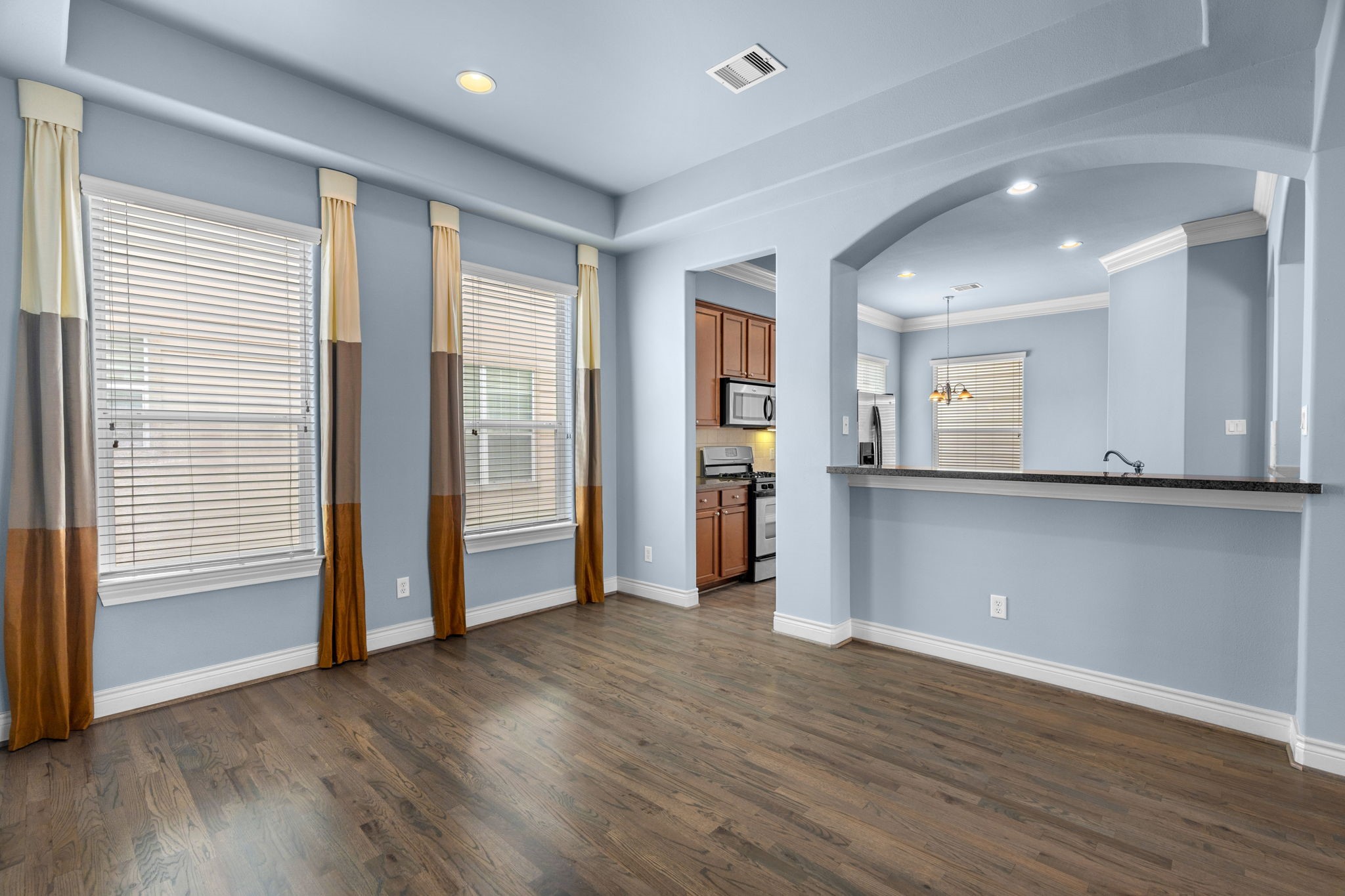 2820 Sherwin Street Houston, TX 77007 - Photo 22 of 50 an empty room with wooden floor and windows