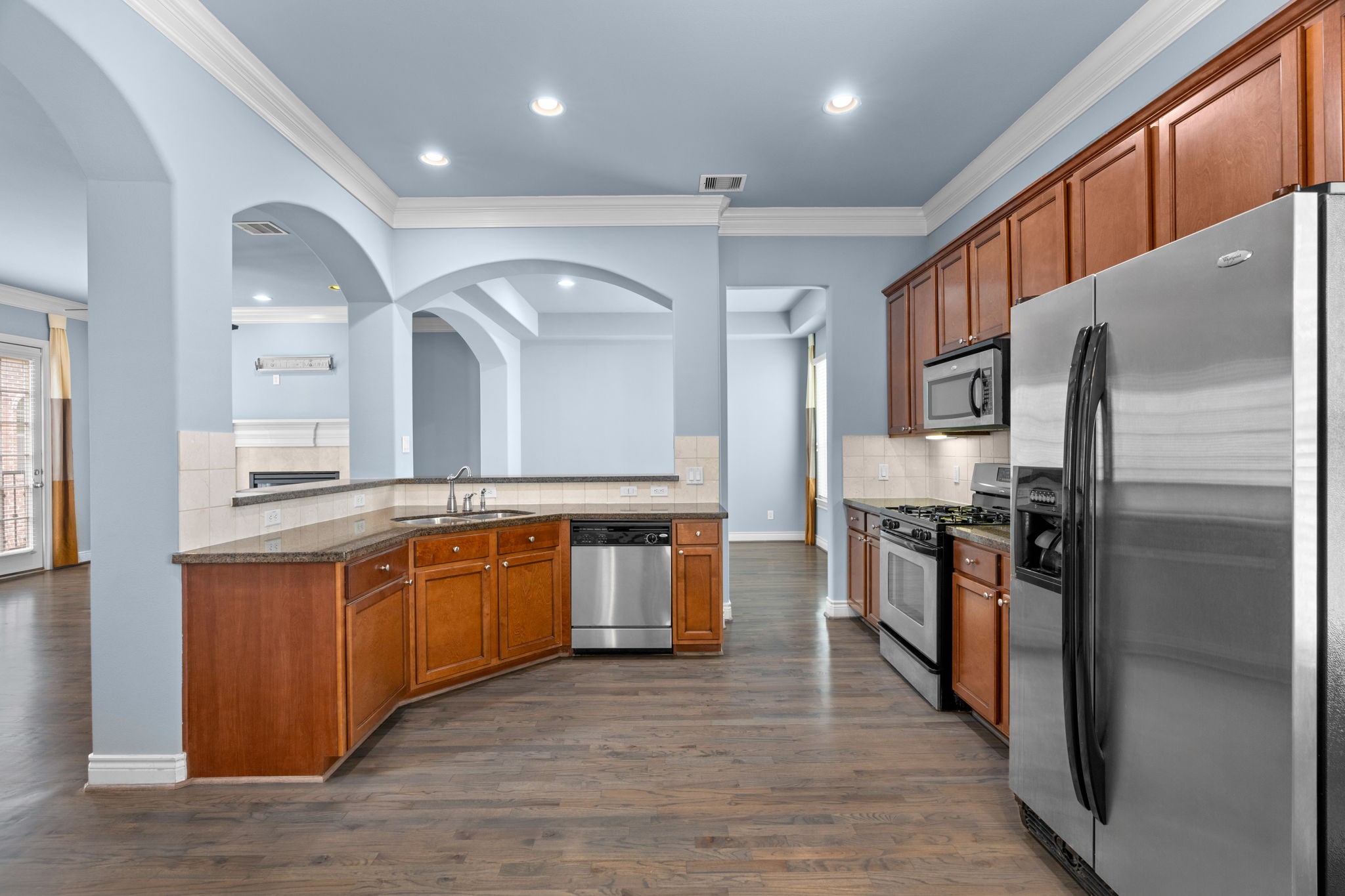 2820 Sherwin Street Houston, TX 77007 - Photo 28 of 50 a large kitchen with stainless steel appliances granite countertop a refrigerator a sink a stove and a wooden floors