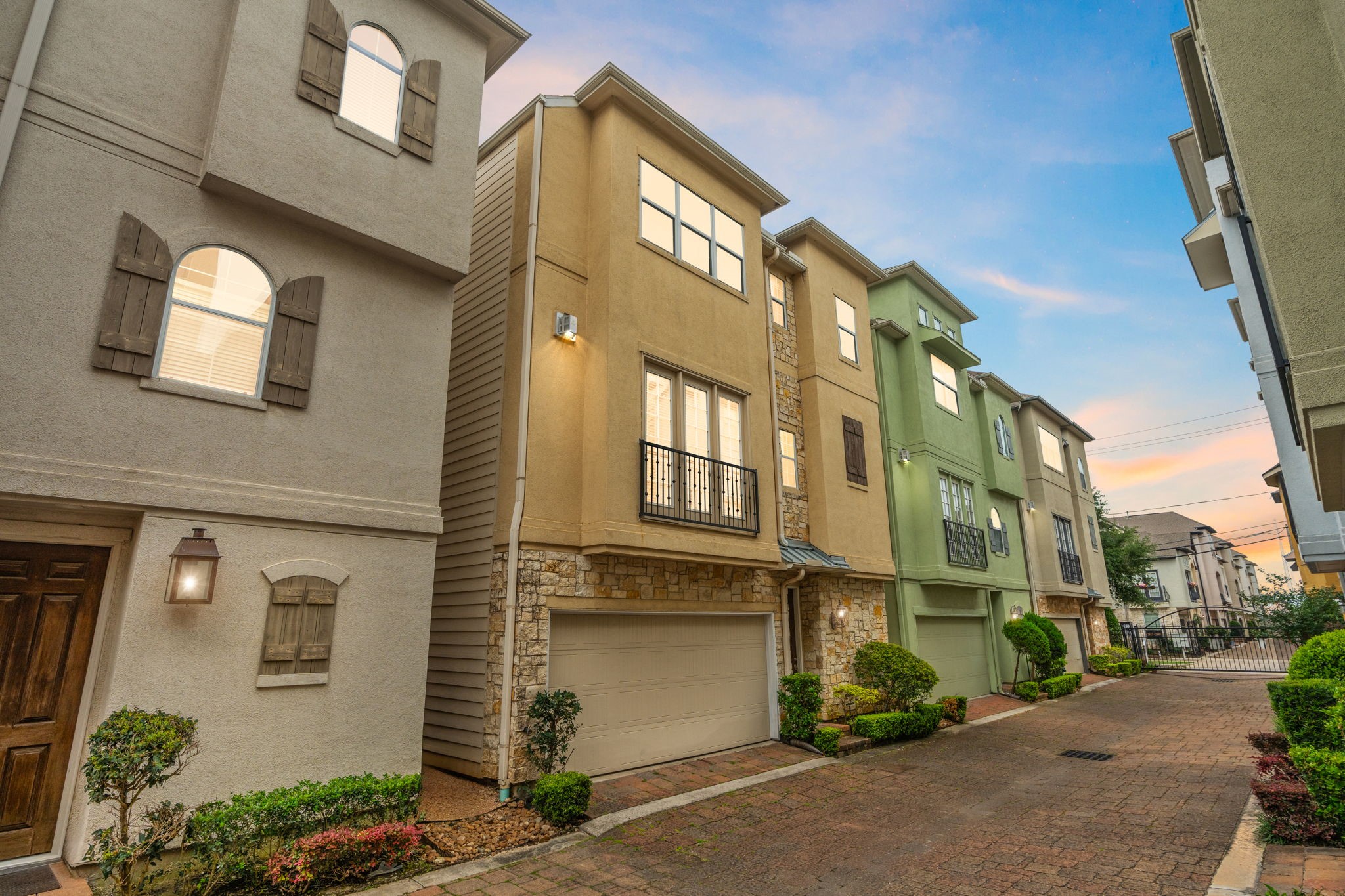 2820 Sherwin Street Houston, TX 77007 - Photo 3 of 50 a view of a building