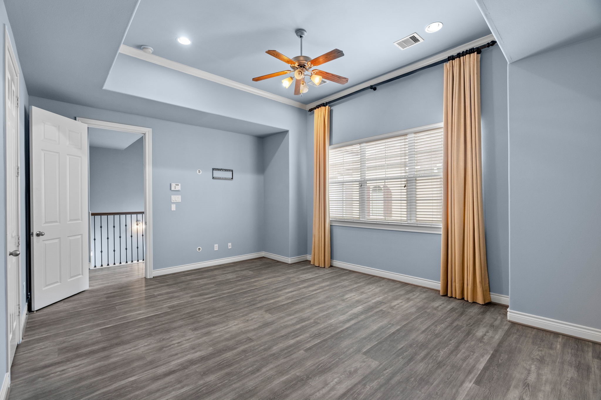 2820 Sherwin Street Houston, TX 77007 - Photo 37 of 50 an empty room with wooden floor and a ceiling fan