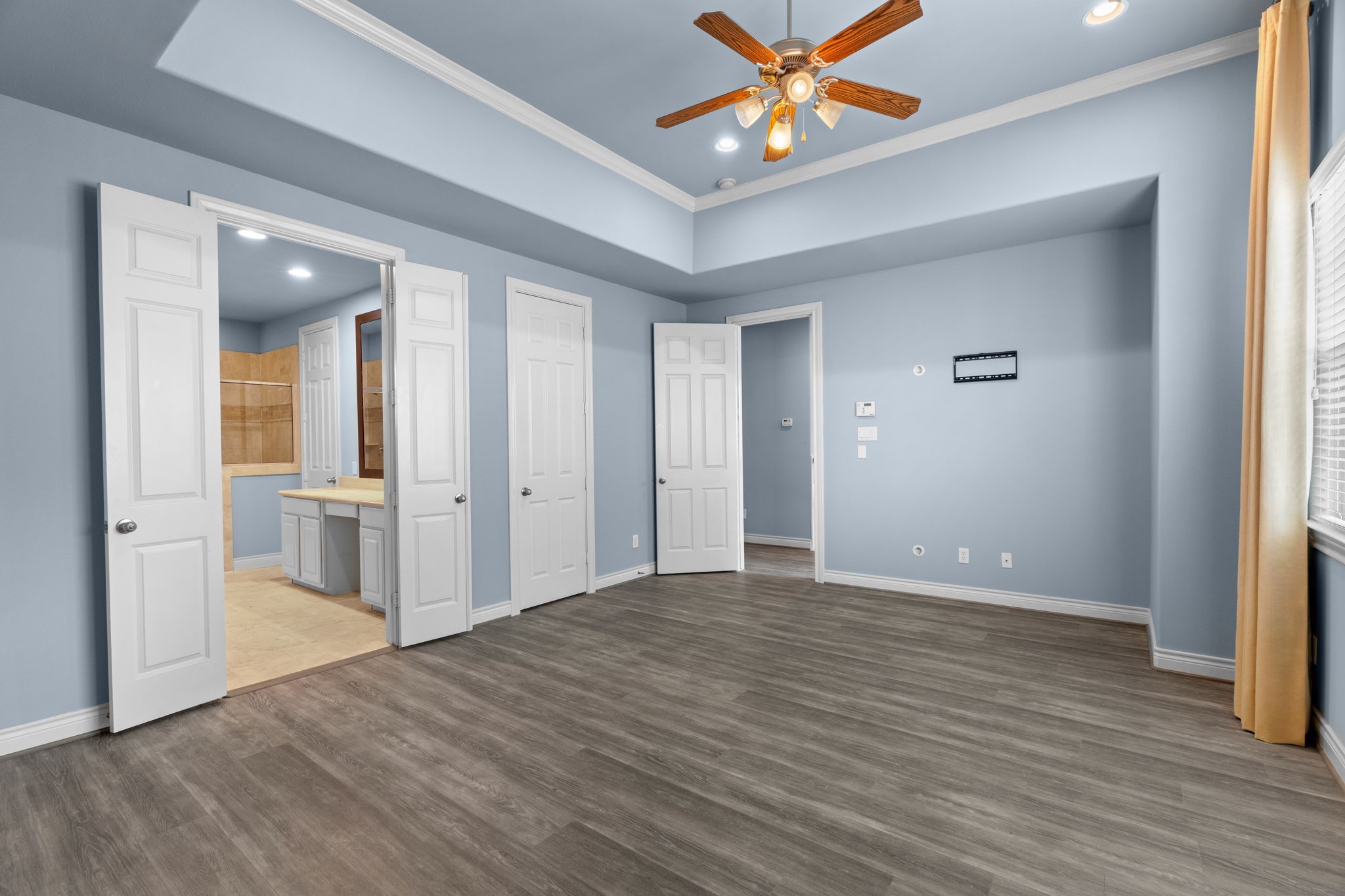 2820 Sherwin Street Houston, TX 77007 - Photo 38 of 50 wooden floor in an empty room with a window