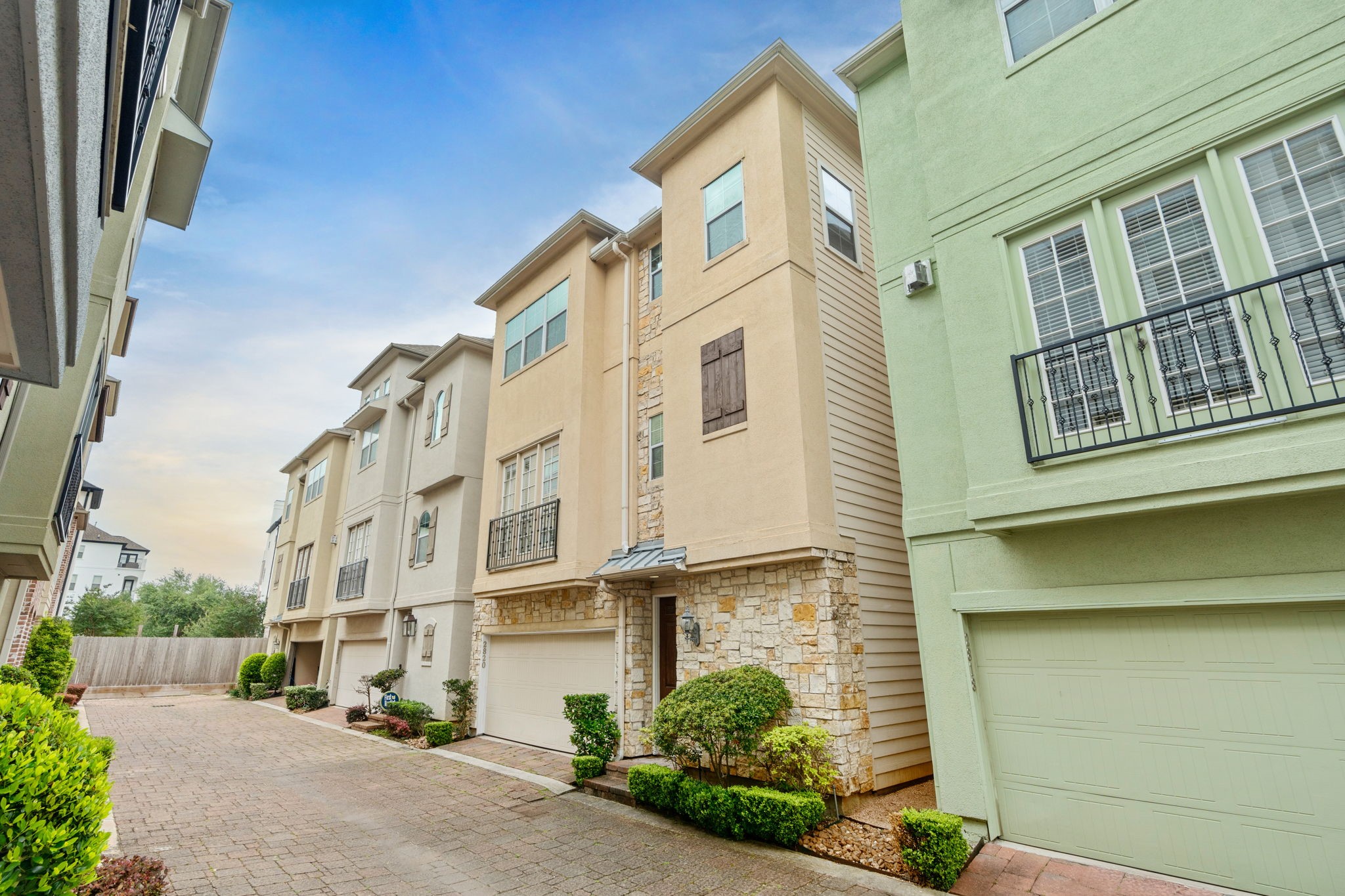 2820 Sherwin Street Houston, TX 77007 - Photo 4 of 50 a front view of a building