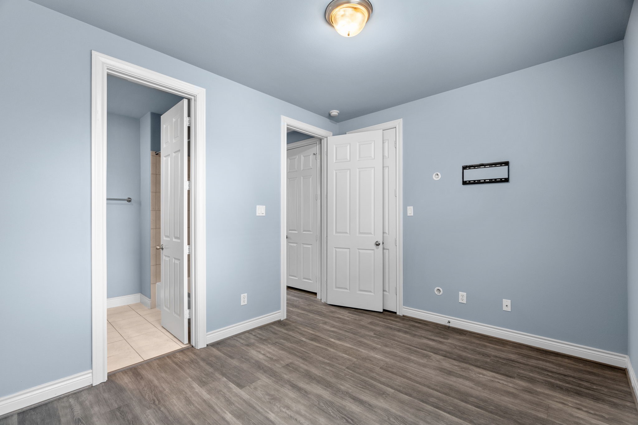 2820 Sherwin Street Houston, TX 77007 - Photo 47 of 50 an empty room with wooden floor and closet