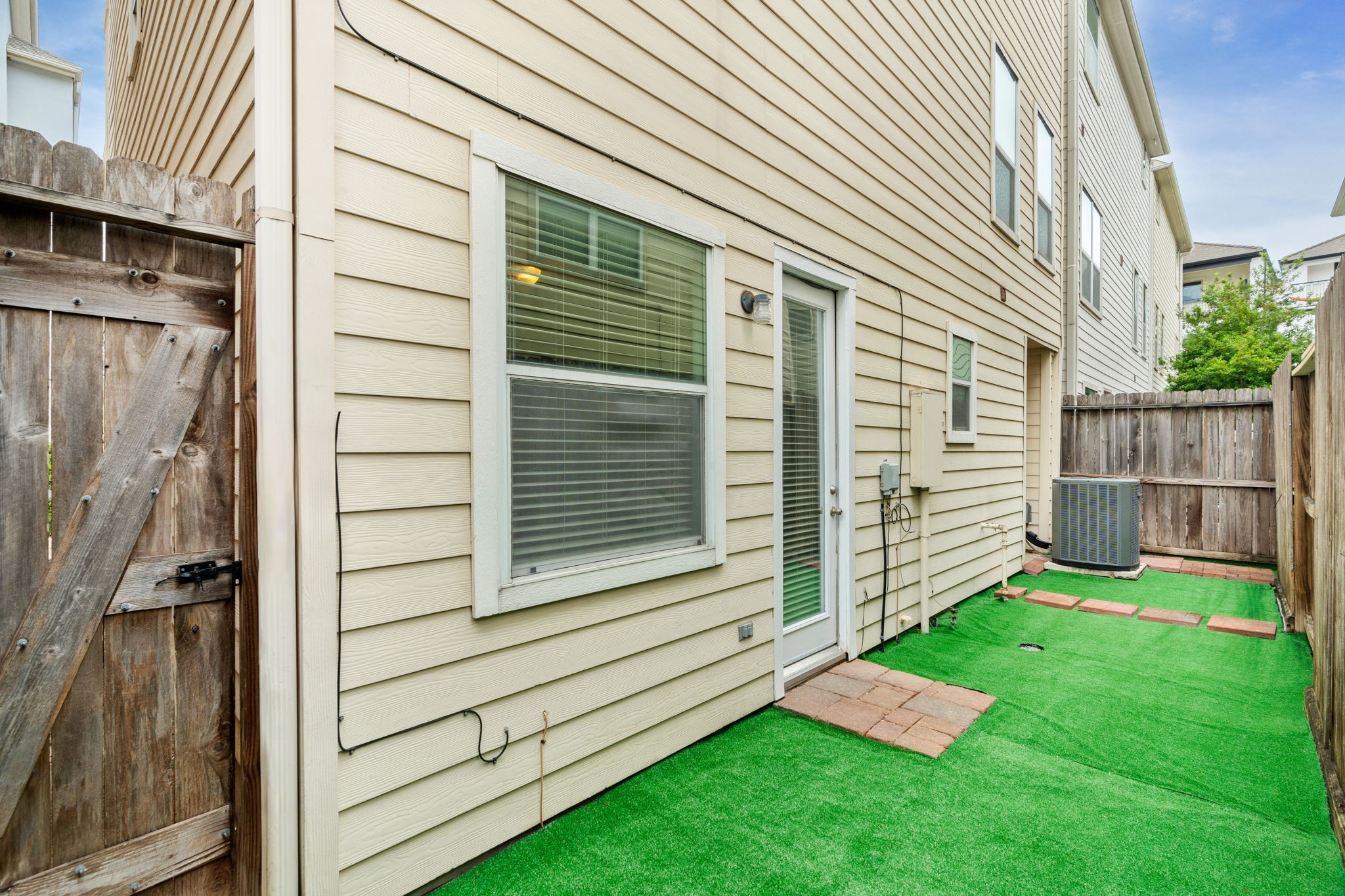 2820 Sherwin Street Houston, TX 77007 - Photo 49 of 50 a view of a backyard with a garden