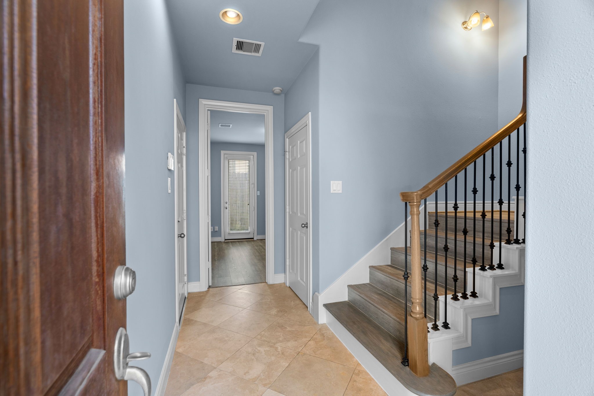 2820 Sherwin Street Houston, TX 77007 - Photo 5 of 50 a view of a hallway with staircase