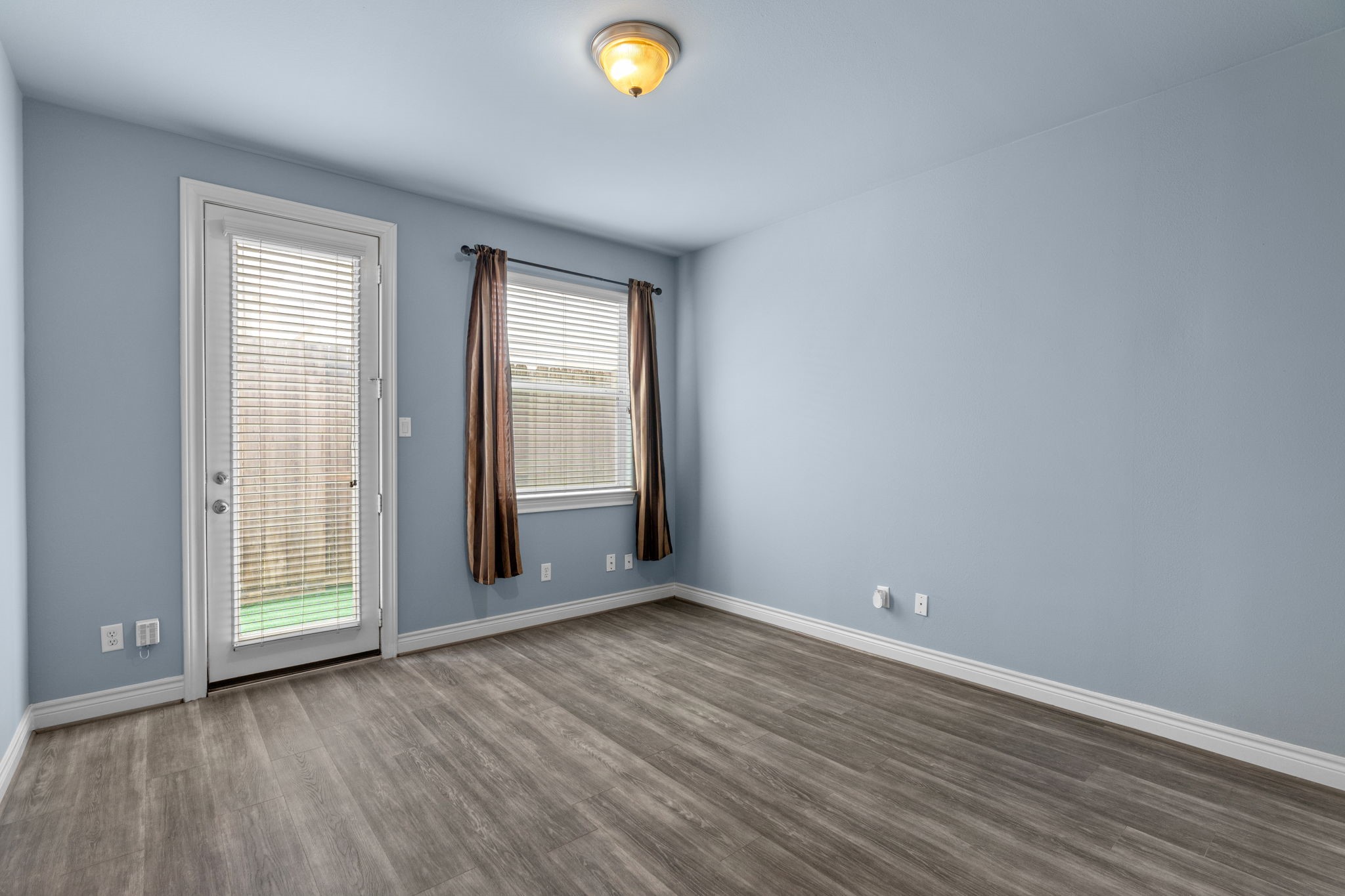 2820 Sherwin Street Houston, TX 77007 - Photo 7 of 50 an empty room with wooden floor and windows