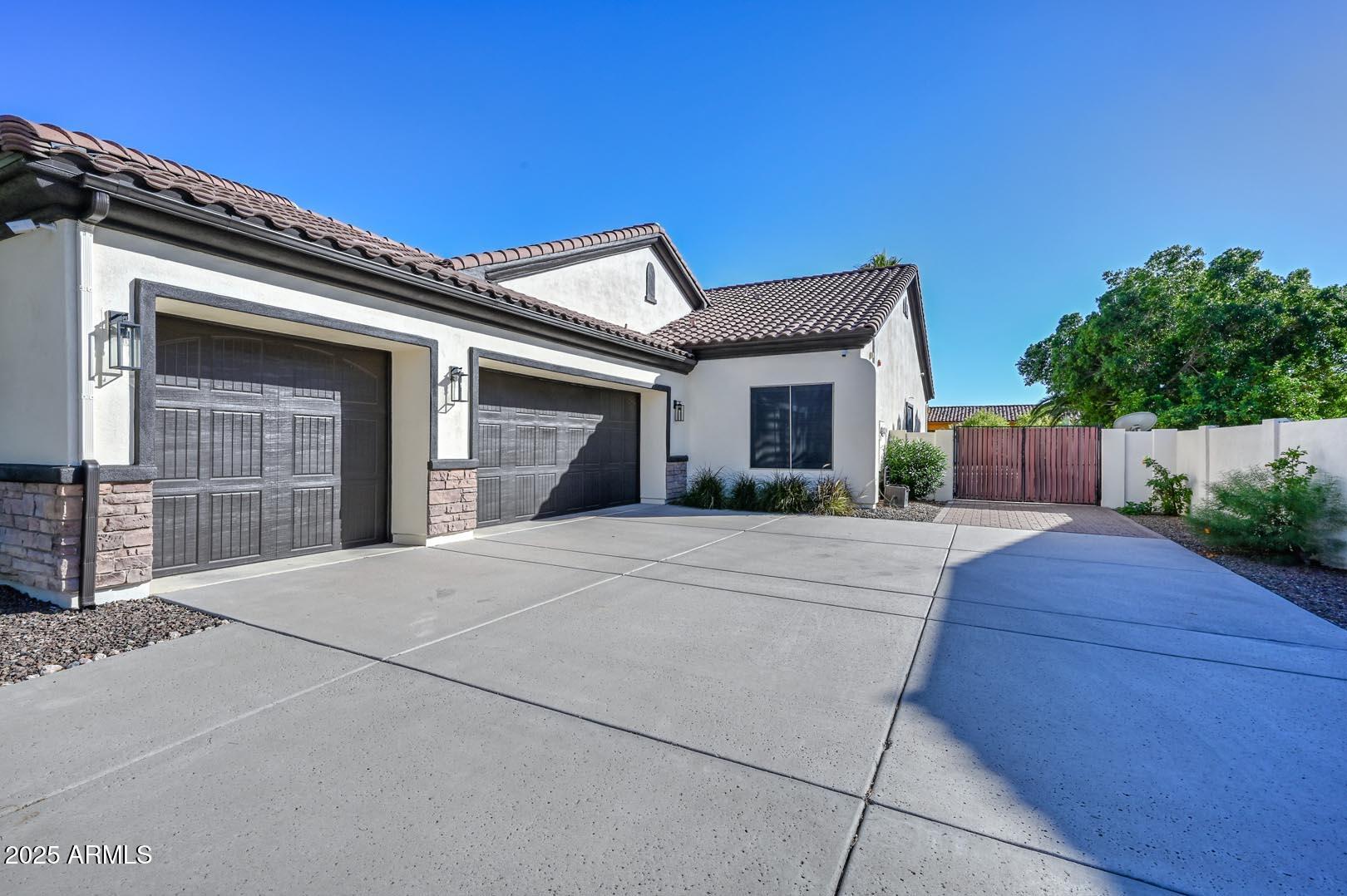 9133 West Andrea Drive Peoria, AZ 85383 - Photo 5 of 41 Side Garage
