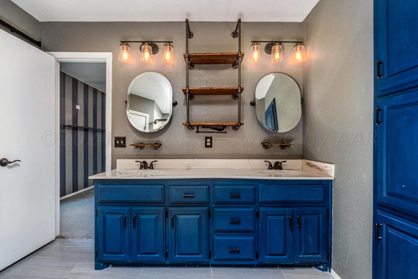 8012 Simpson Drive Amarillo, TX 79121 - Photo 18 of 28 a bathroom with 2 sink and a mirror