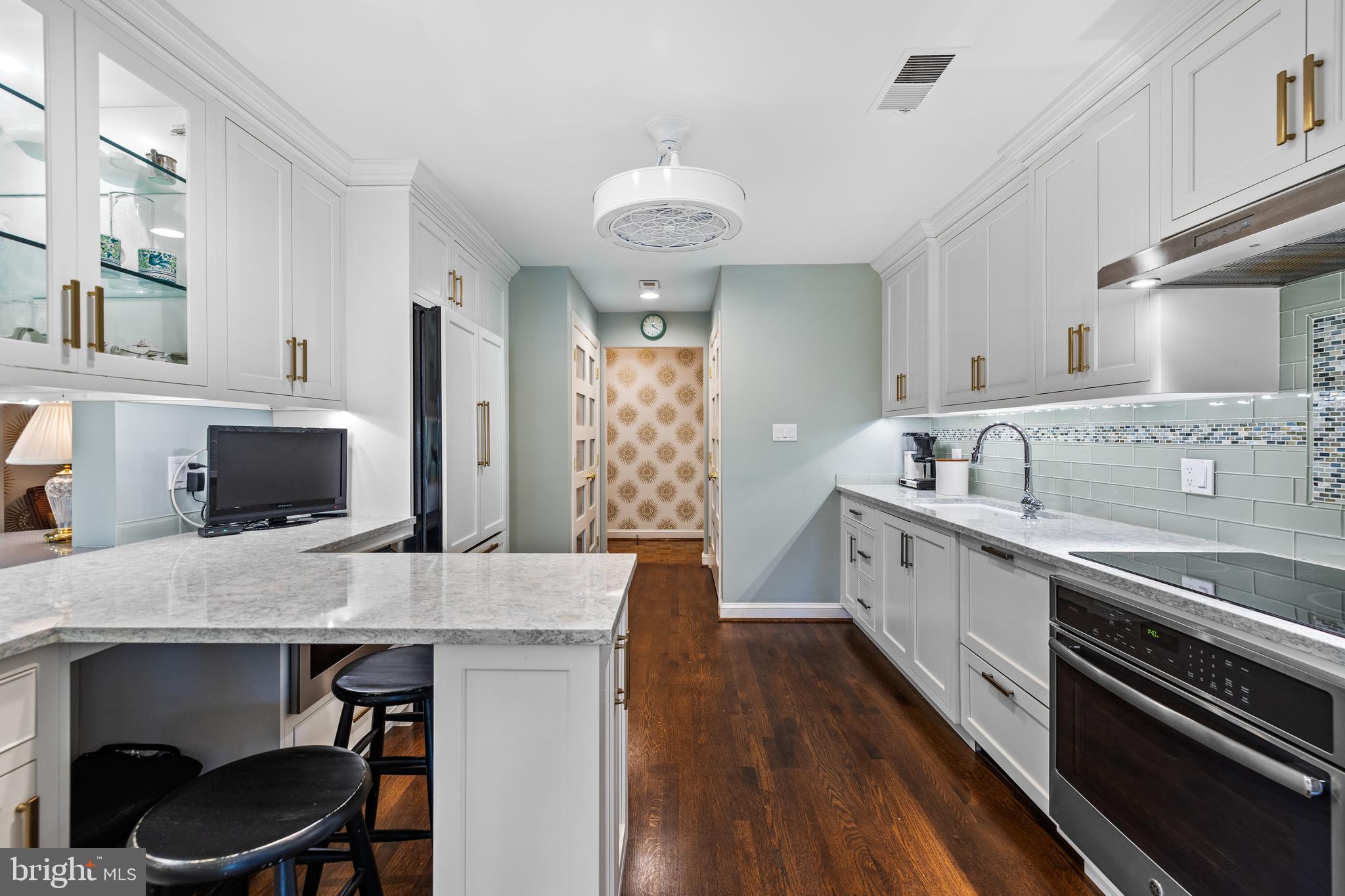 11 Devon Hill Road, Unit B7 Baltimore, MD 21210 - Photo 7 of 36 Kitchen with eating counter