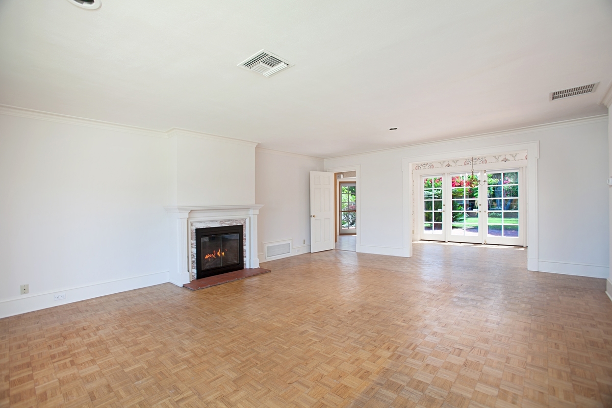 6323 Avenida Cresta La Jolla, CA 92037 - Photo 3 of 18 Beautiful large living room