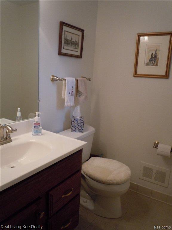827 Hampton Circle Rochester, MI 48307 - Photo 9 of 21 First Floor Bathroom.jpg