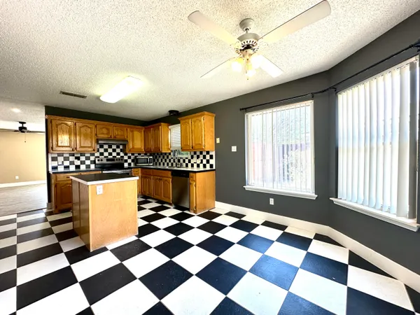 $1,425 | 6106 9th Street, Lubbock, TX 79416