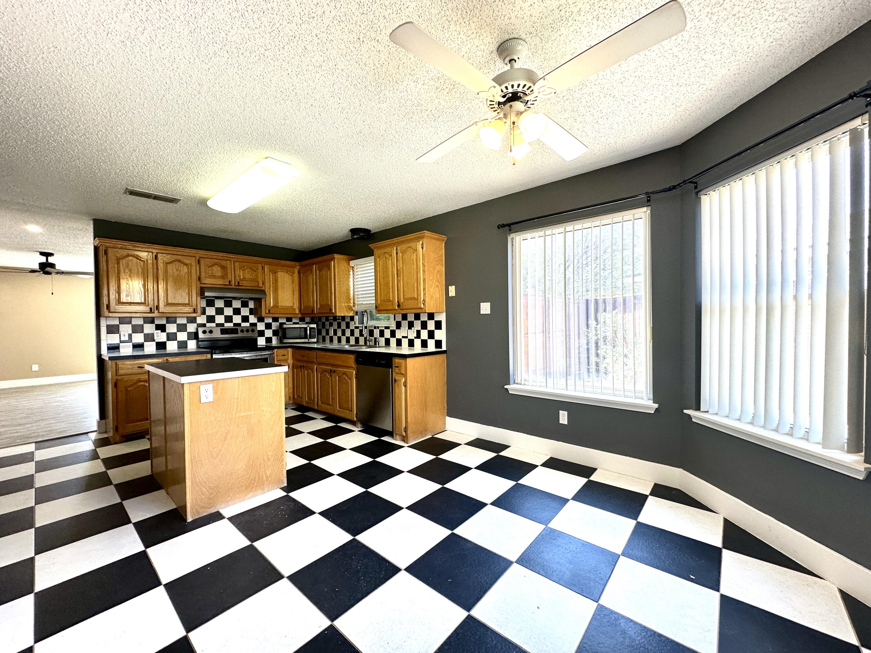 6106 9th Street Lubbock, TX 79416 - Photo 4 of 18 IMG_5022