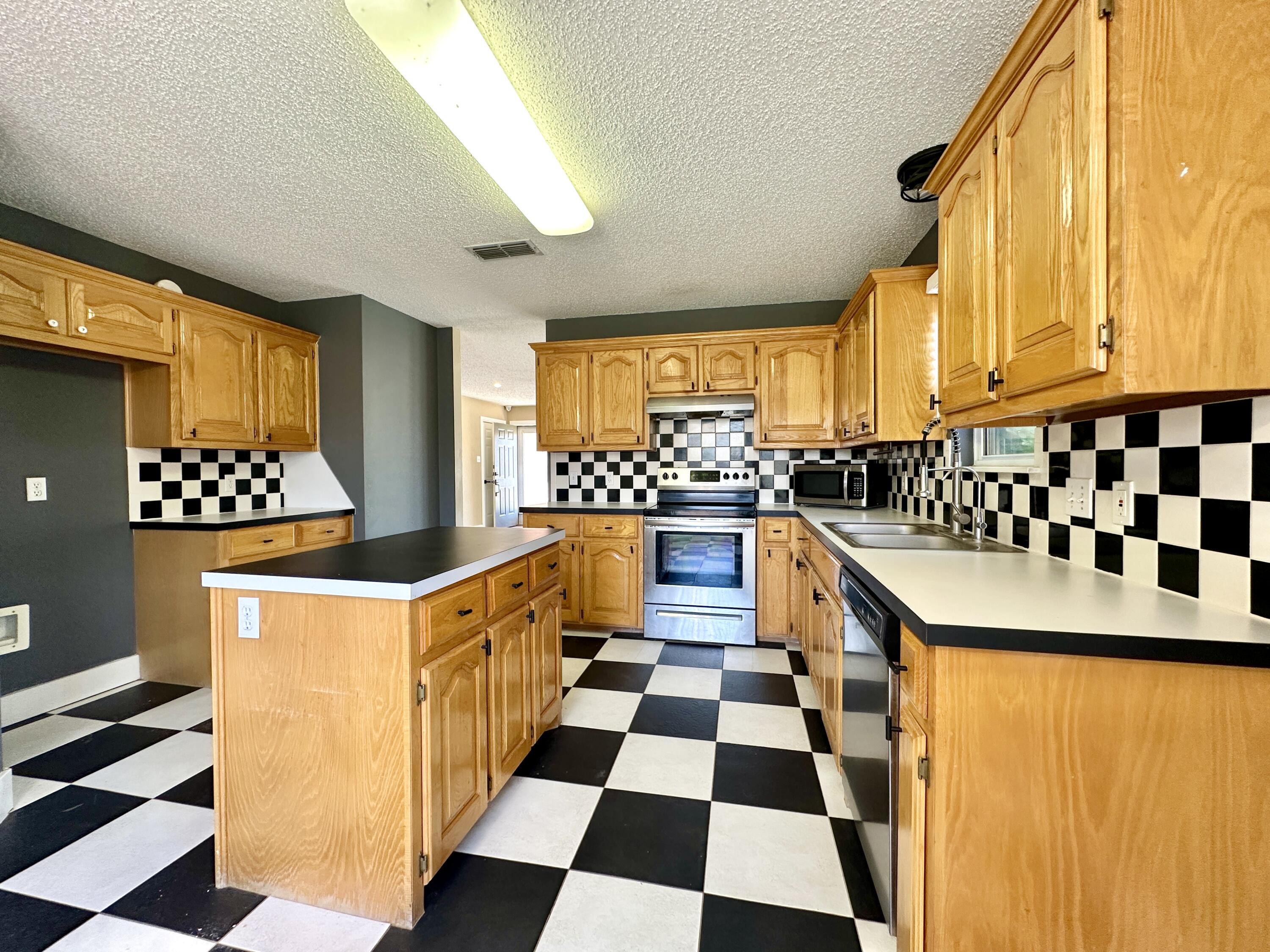 6106 9th Street Lubbock, TX 79416 - Photo 5 of 18 IMG_5023