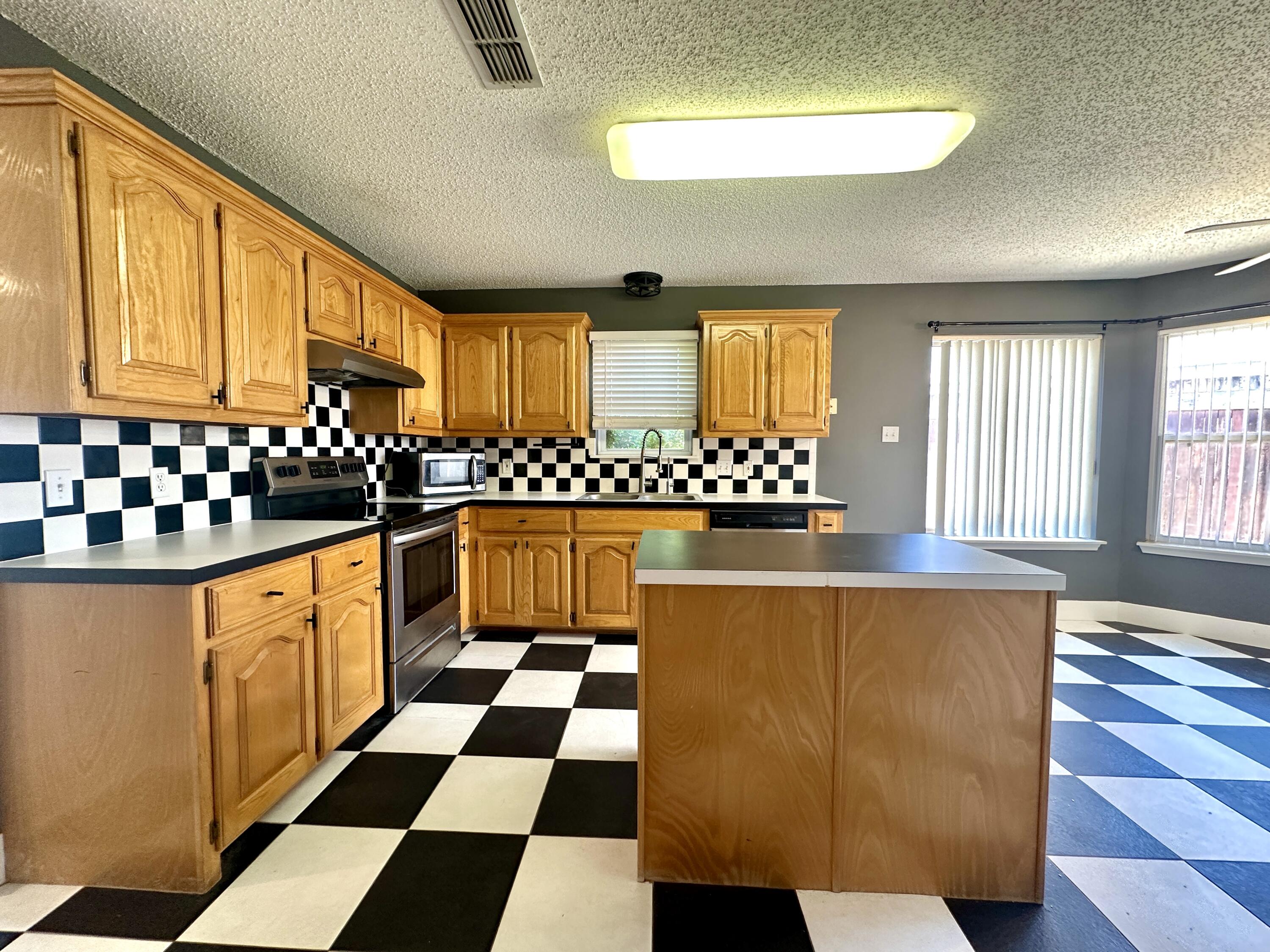 6106 9th Street Lubbock, TX 79416 - Photo 6 of 18 IMG_5024