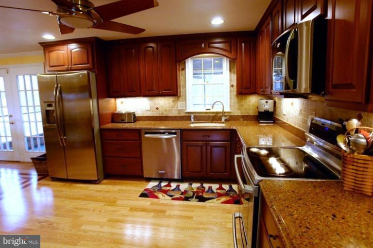 24408 Hanson Road Gaithersburg, MD 20882 - Photo 11 of 30 Stainless steel appliances!