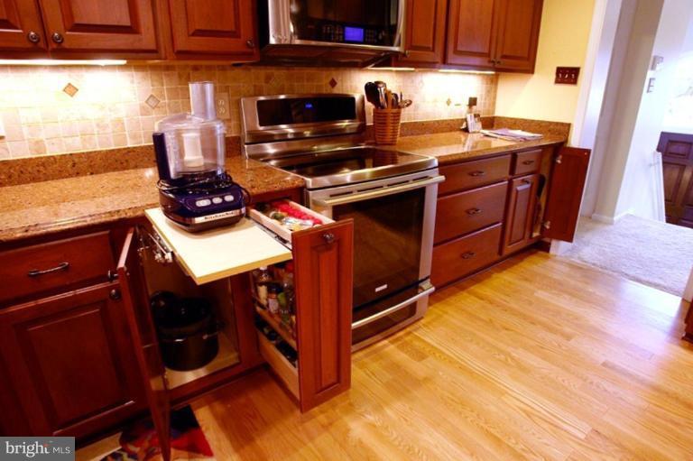24408 Hanson Road Gaithersburg, MD 20882 - Photo 12 of 30 Pullout and Appliance Caddy!