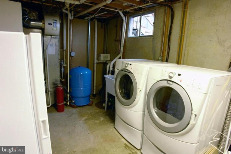 24408 Hanson Road Gaithersburg, MD 20882 - Photo 24 of 30 Front load washer and dryer!