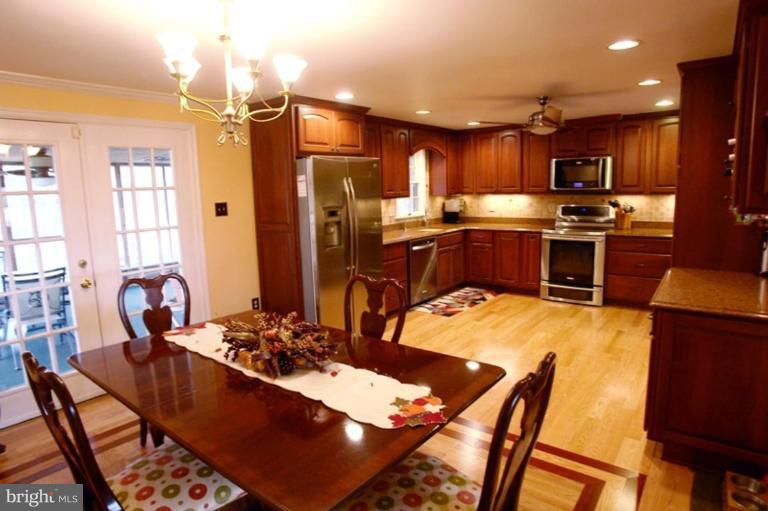 24408 Hanson Road Gaithersburg, MD 20882 - Photo 8 of 30 Gourmet Kitchen and Dining Area!