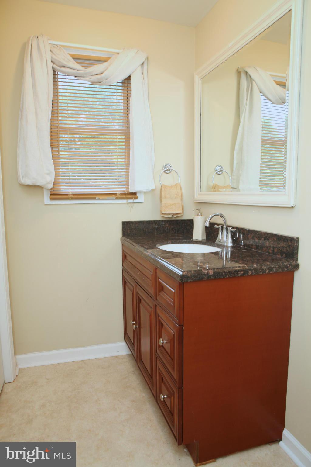 537 Ridge Avenue Hagerstown, MD 21740 - Photo 18 of 26 Upper Level Full Bath