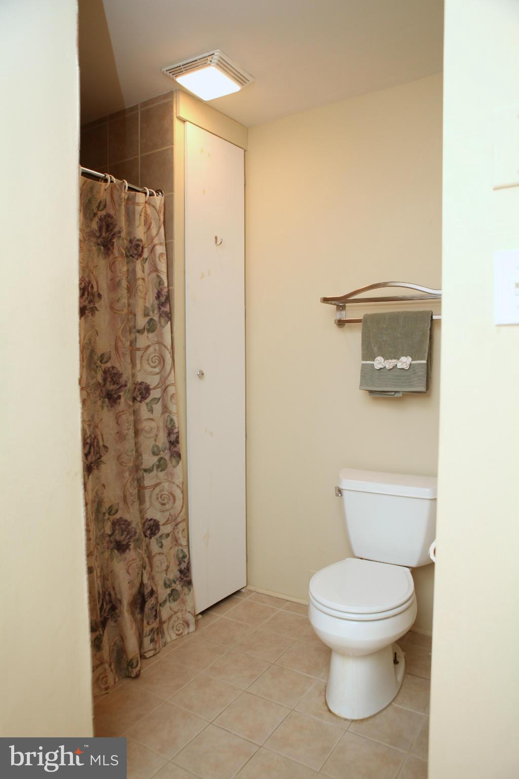 537 Ridge Avenue Hagerstown, MD 21740 - Photo 19 of 26 Upper Level Full Bath