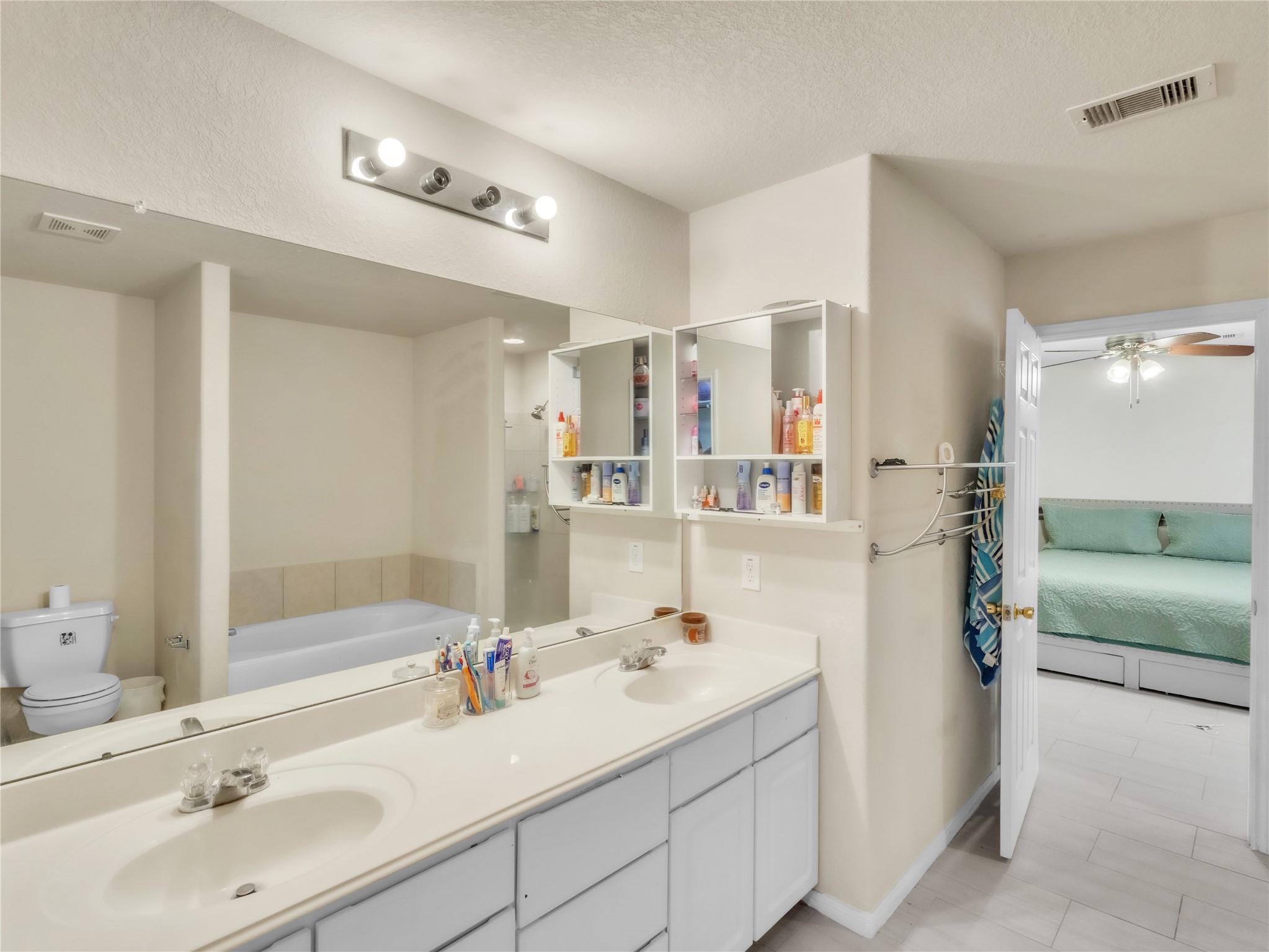 10515 Ince Lane Houston, TX 77040 - Photo 15 of 31 Primary bathroom 1