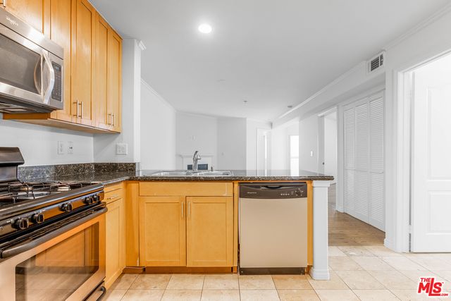$520,000 | 2811 Francis Avenue, Unit 207, Los Angeles, CA 90005