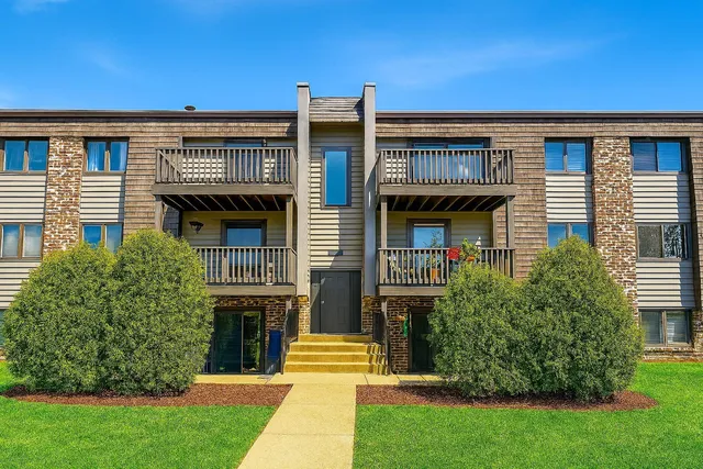 $229,900 | 1462 Stonebridge Circle, Unit F10, Wheaton, IL 60189
