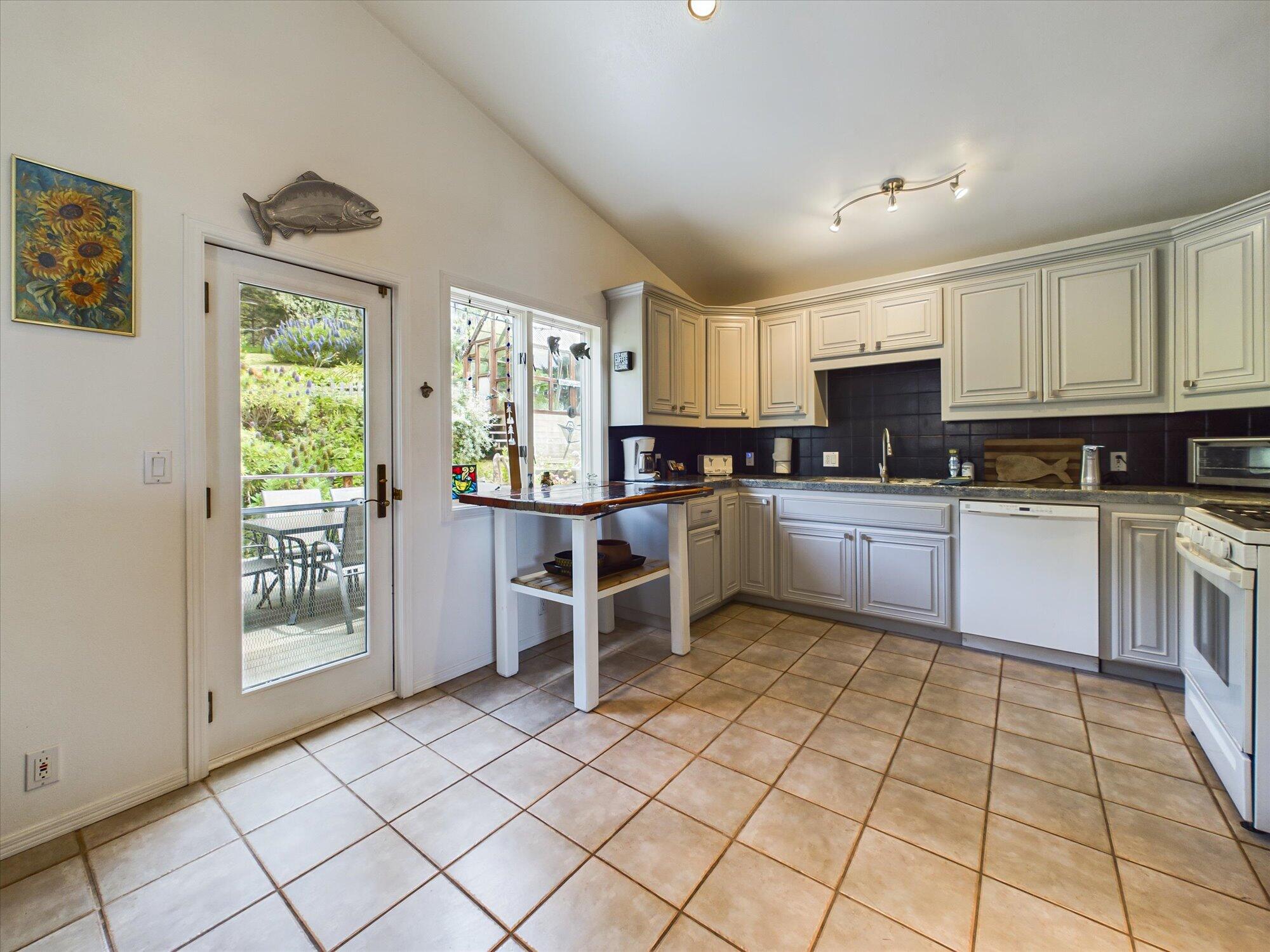 865 Beach Road Whitethorn, CA 95589 - Photo 21 of 60