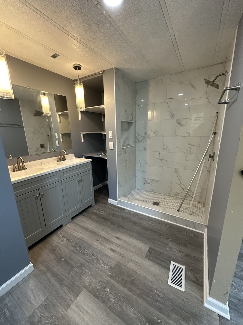 180 North Windmere Circle Matteson, IL 60443 - Photo 12 of 32 a bathroom with a bathtub sink mirror and toilet