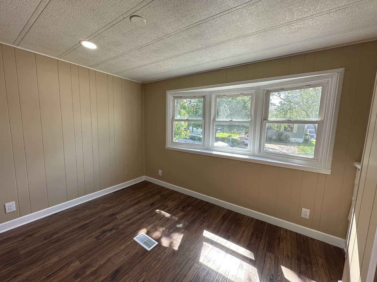 180 North Windmere Circle Matteson, IL 60443 - Photo 16 of 32 a view of empty room with wooden floor and fan