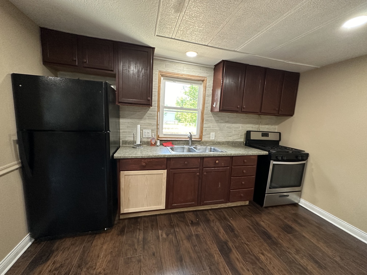 180 North Windmere Circle Matteson, IL 60443 - Photo 23 of 32 a kitchen with granite countertop wooden floors a refrigerator and a sink