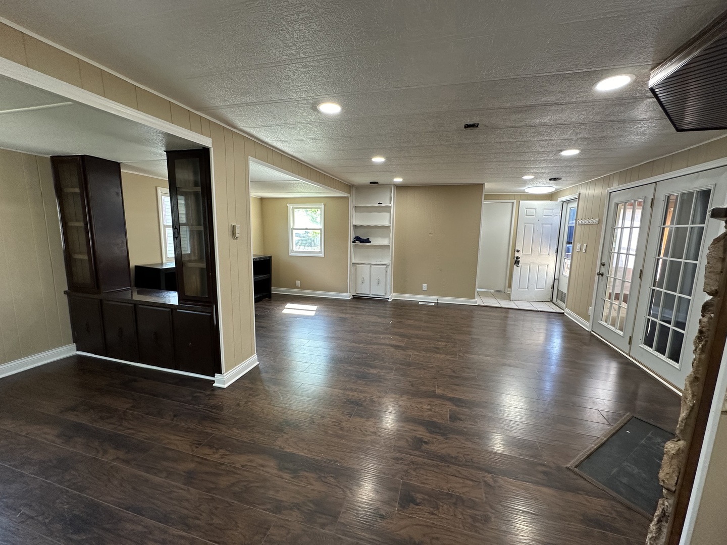 180 North Windmere Circle Matteson, IL 60443 - Photo 4 of 32 a view of a hallway with an empty room