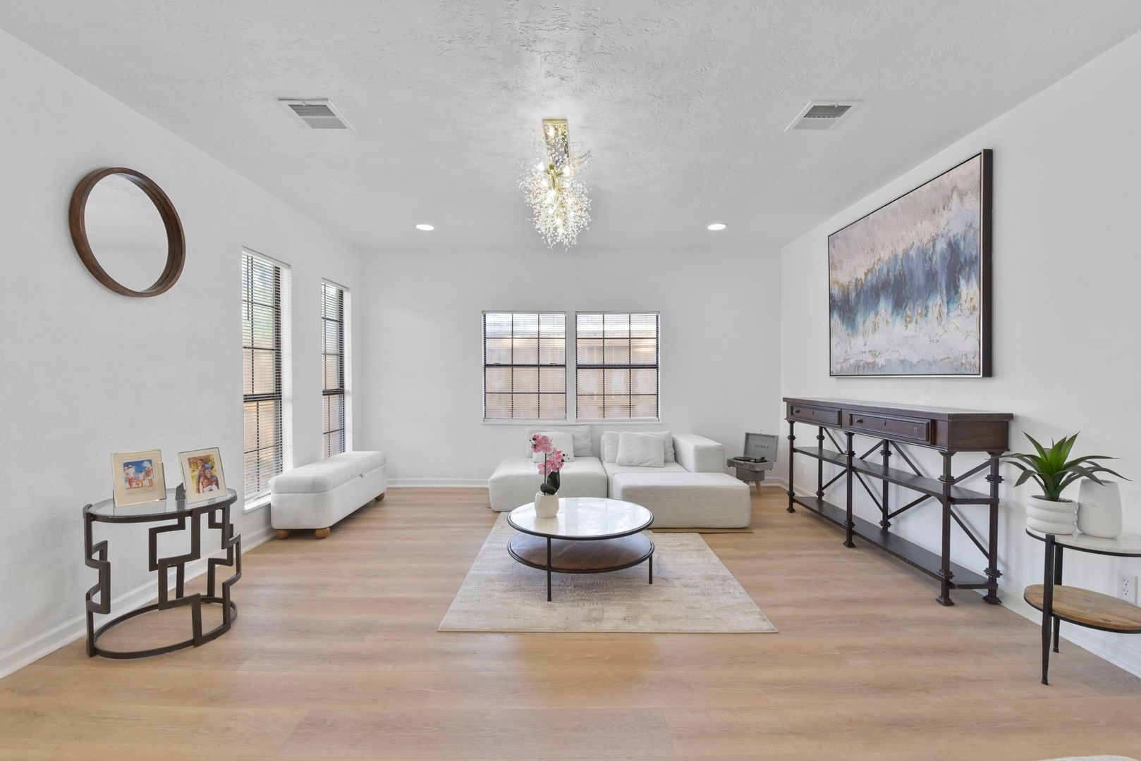 5530 Malmedy Road Houston, TX 77033 - Photo 20 of 23 a living room with furniture flowerpot and window