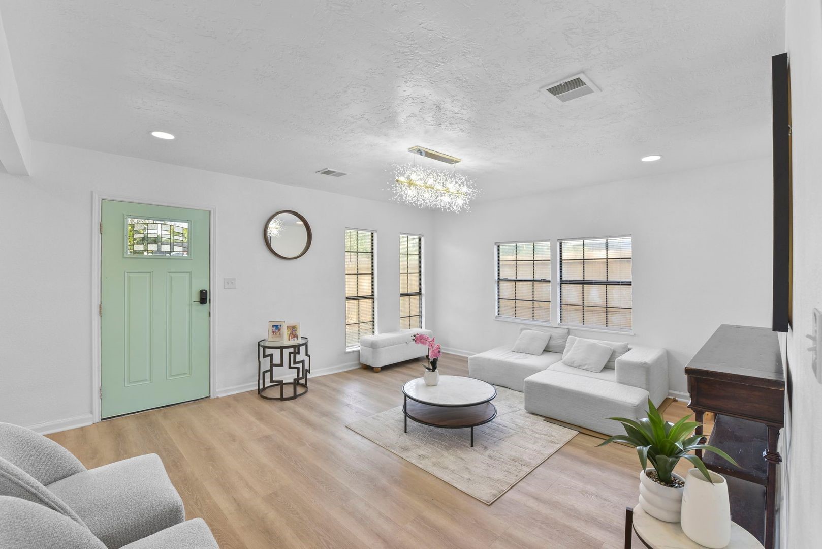 5530 Malmedy Road Houston, TX 77033 - Photo 4 of 23 a living room with furniture and a potted plant