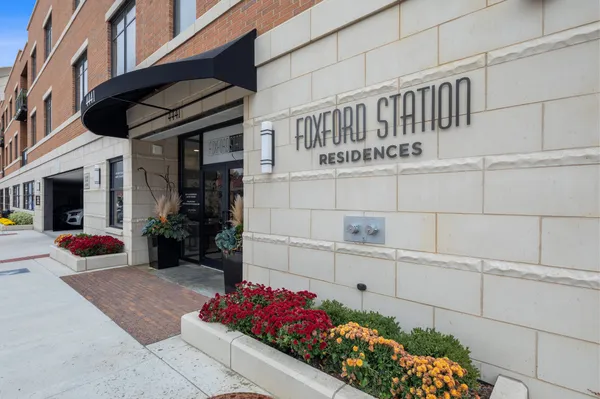 $1,200,000 | 4441 Wolf Road, Unit 206, Western Springs, IL 60558