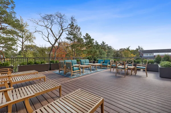 $1,200,000 | 4441 Wolf Road, Unit 206, Western Springs, IL 60558