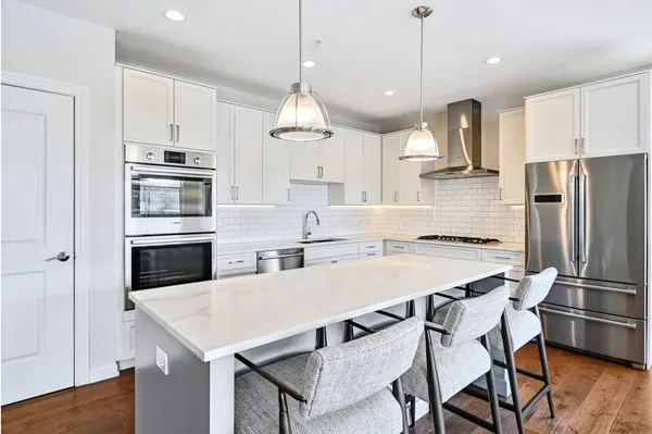 $1,200,000 | 4441 Wolf Road, Unit 206, Western Springs, IL 60558