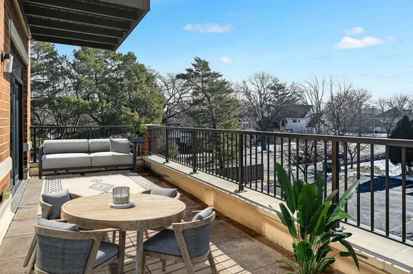 $1,200,000 | 4441 Wolf Road, Unit 206, Western Springs, IL 60558