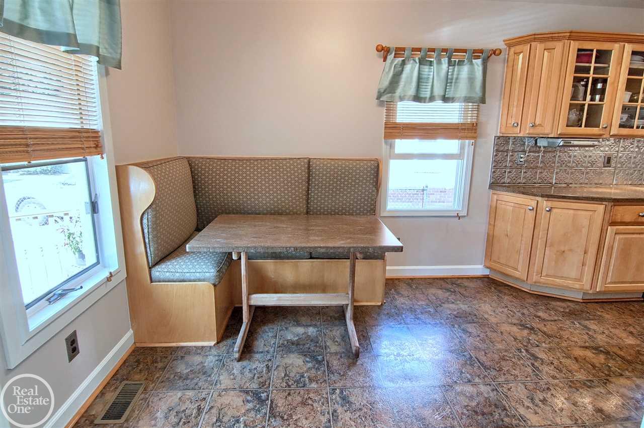 1609 Hampton Road Grosse Pointe Woods, MI 48236 - Photo 9 of 30