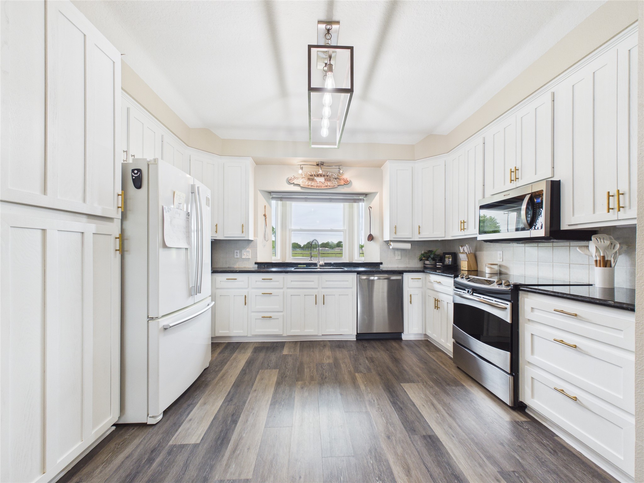 4610 Mustang Road Alvin, TX 77511 - Photo 17 of 50 Plenty of storage and workspace in this updated kitchen!