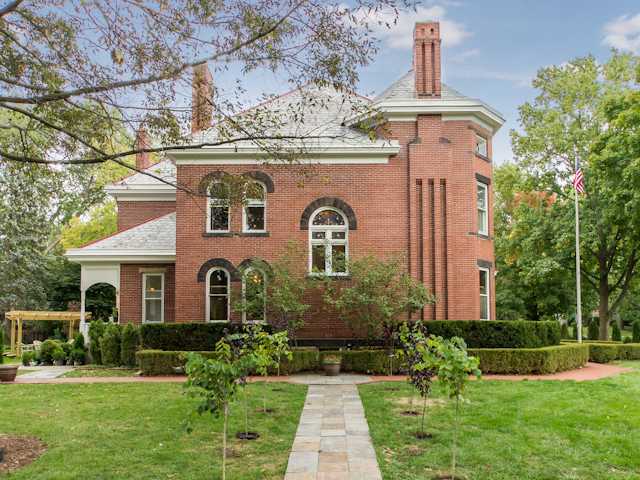 286 West Weisheimer Road Columbus, OH 43214 - Photo 2 of 25