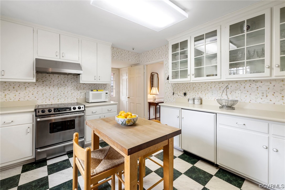 6161 River Road, Unit 1 Richmond, VA 23226 - Photo 15 of 32 a kitchen with a stove a sink and cabinets