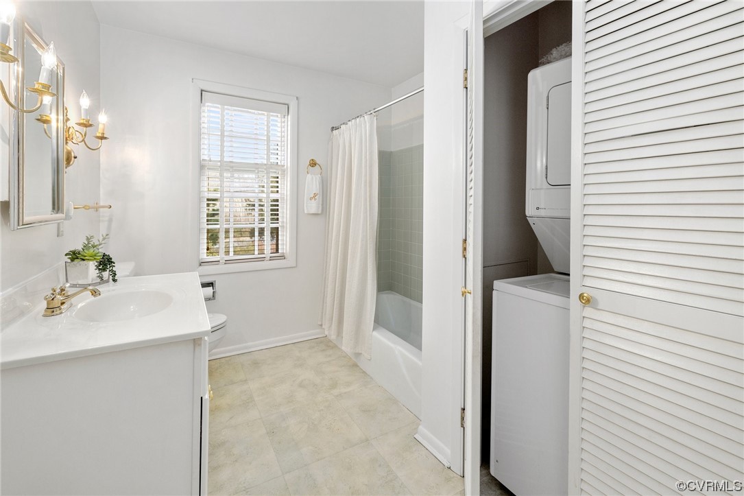 6161 River Road, Unit 1 Richmond, VA 23226 - Photo 25 of 32 a bathroom with a sink a mirror and a bathtub