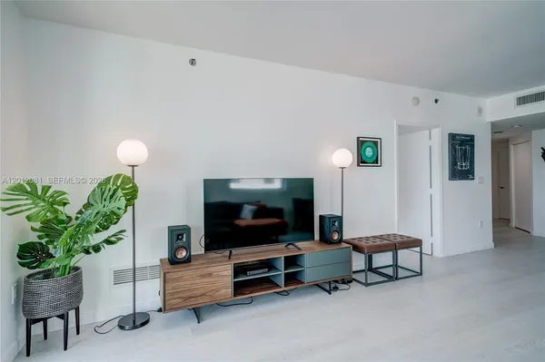 $4,300 | 500 Brickell Avenue, Unit 3807, Miami, FL 33131