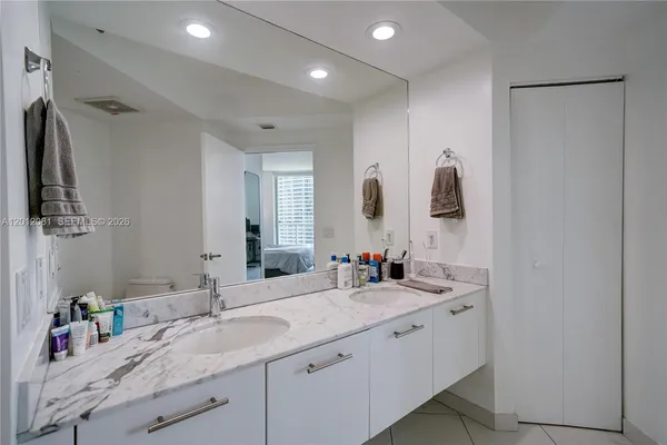 $4,300 | 500 Brickell Avenue, Unit 3807, Miami, FL 33131